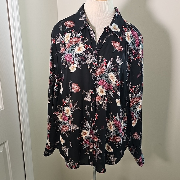 torrid Tops - Torrid Floral Black Women's Top.size‎ 1X. Long Sleeves Covered Buttons.